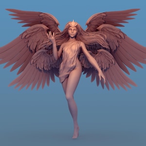 Puede incluir: Escultura de una mujer con grandes alas detalladas, una corona y cabello suelto. La figura está desnuda, cubierta con tela, y posa sobre un fondo azul claro. Las alas están muy extendidas.