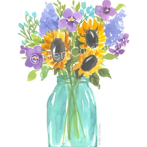 Peut inclure: Une peinture à l'aquarelle d'un bouquet de tournesols, de fleurs violettes et de fleurs bleues dans un bocal en verre turquoise.