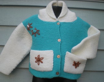 Hand gestrickte Kapuzen-Strickjacke, weiß und blau mit Taschen, Größe 4T