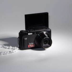 Zwarte Panasonic Lumix TX57 selfiescherm Y2K digitale camera met gratis Y2K-charme, 32 GB SD-kaart, SD-kaartlezer, bundel met batterij en oplader