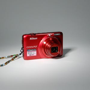 Cámara digital Nikon Coolpix S6500 Y2K roja de 16 MP con tarjeta SD + lector + cargador.