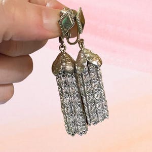 Pendientes vintage de Sarah Coventry, con clip, cadena colgante plateada en cascada y borlas de caracol, joyería retro llamativa y divertida para adolescentes.