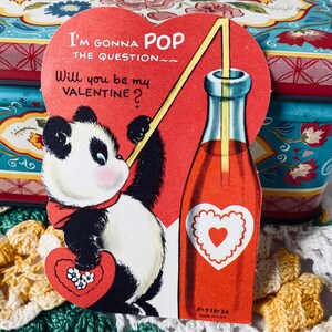 Tarjeta de San Valentín vintage con un oso panda bebiendo refresco con pajita, botella de Coca-Cola de vidrio vintage, técnica mixta efímera, álbum de recortes usado
