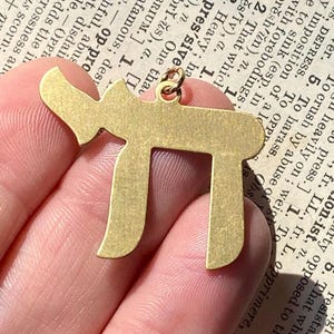 Hebräisch Chai Lebens-Symbol Anhänger, großer Messing Anhänger, Goldfarbener Anhänger, Judica Armband Geldbörse Anhänger, jüdischer Kabbalah religiöser Schmuck