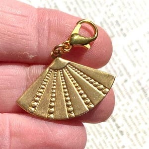 Éventail pliable, pendentif facile à clipser en laiton brut doré, bracelet vintage à breloques, cadeau de fabrication de bijoux minimaliste pour elle