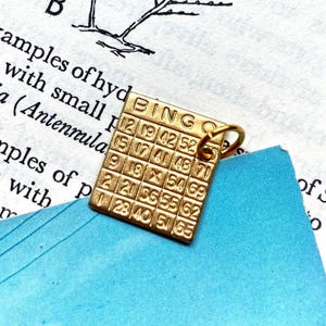 Dije vintage de tarjeta de bingo de latón crudo, colgante de pieza de juego, pequeño dorado brillante, regalo divertido para niños, joyería vintage, pulsera de dijes.