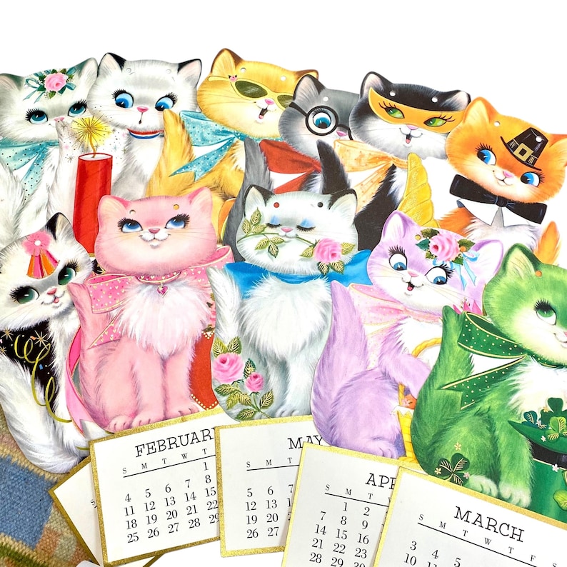 Puede incluir: Ilustraciones de gatos coloridos de estilo vintage con varios accesorios, incluyendo gafas de sol, pajaritas y detalles florales. Algunos gatos sostienen rosas o llevan sombreros. Se ven calendarios con bordes dorados.