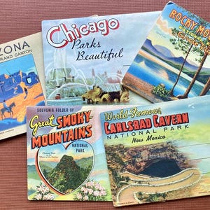 Choix de cartes postales en lin vintage dépliantes, photos rétro de style accordéon voyage souvenir des années 1940, éphémères de Chicago du Parc National du Grand Canyon