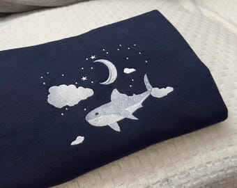 Camiseta bordada con tiburón ballena, bajo la luna y las estrellas, unisex