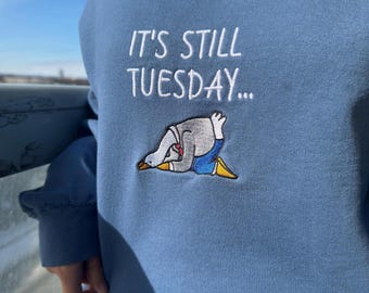 Sudadera con capucha bordada de ganso gracioso, meme "Todavía es martes", sudadera sarcástica