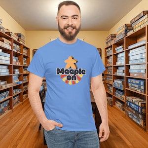 Maglietta con gioco da tavolo retrò, maglietta con grafica vintage Meeple, maglietta unisex per gamer, maglietta con Meeple in legno, regalo per gli amanti dei giochi da tavolo