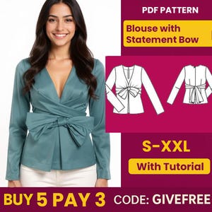 Puede incluir: Una blusa color turquesa con un lazo llamativo, mangas largas y cuello en V. La imagen incluye un patrón PDF con el texto "Blouse with Statement Bow" y "S-XXL With Tutorial". La modelo lleva la blusa con pantalones blancos.