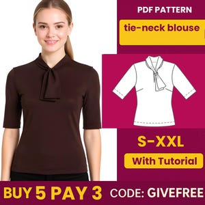 Puede incluir: Una blusa marrón con cuello de lazo y mangas cortas. La imagen incluye un gráfico de patrón PDF y el texto "S-XXL With Tutorial". La blusa es modelada por una persona.