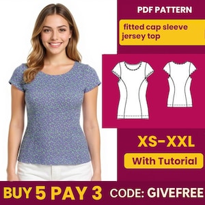Op de afbeelding: Een vrouw draagt een blauwe jersey top met bloemenprint en kapmouwen. De afbeelding bevat een PDF-patroon voor een getailleerde jersey top met kapmouwen, verkrijgbaar in maten XS-XXL, met een tutorial. De tekst "BUY 5 PAY 3 CODE: GIVEFREE" is ook zichtbaar.