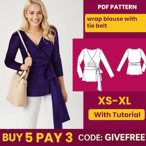 Puede incluir: Una mujer con una blusa envolvente de color púrpura oscuro de manga larga con cinturón anudado, combinada con pantalones blancos y un bolso beige. La imagen incluye un gráfico de patrón PDF para la blusa, con el texto "wrap blouse with tie belt" y "XS-XL With Tutorial."