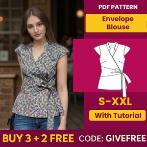 Pode incluir: Uma mulher veste uma blusa envelope turquesa com um padrão de folhas roxas, combinada com jeans azuis. A imagem também mostra um padrão PDF para uma blusa envelope, tamanhos S-XXL, com tutorial.