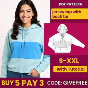 Peut inclure: Un haut en jersey bleu clair et bleu avec un motif color block, une capuche et un cordon de serrage. L'image comprend un patron PDF pour le haut, avec le texte "jersey top with back tie" et "S-XXL With Tutorial".
