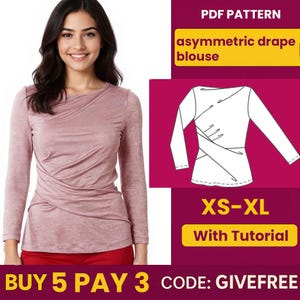 Könnte beinhalten: Eine langärmlige, staubrosa Bluse mit asymmetrischem Drapierungsmuster. Das Bild enthält ein PDF-Schnittmuster für die Bluse, mit den Größen XS-XL, und den Text "With Tutorial".