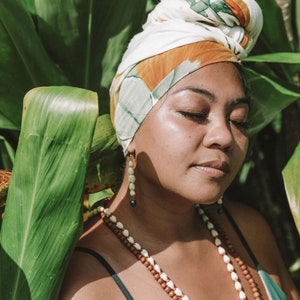 Colar médio Pikake e ʻIliahi (sândalo)