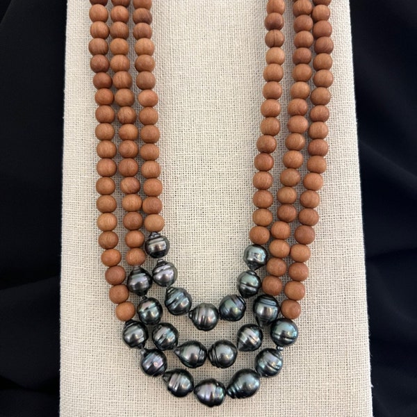 Collier en iliahi (bois de santal) et momi de Tahiti (perle)