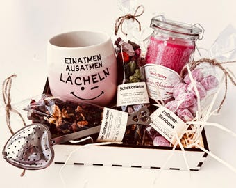 Geschenkset mit Tasse  „Einatmen, Ausatmen, Lächeln“ – Wohlfühlbox zum Geburtstag, Teegeschenk, Wichtelgeschenk, Danke-Schenken