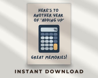 Puede incluir: Una tarjeta beige imprimible con un gráfico de calculadora y el texto "HERE'S TO ANOTHER YEAR OF 'ADDING UP' % GREAT MEMORIES!"