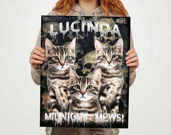 Peut inclure: Impression sur toile représentant trois chats tigrés aux yeux verts sur fond de crânes. Les mots "LUCINDA" et "MIDNIGHT MEWS!" sont écrits en haut et en bas dans une police dégoulinante.