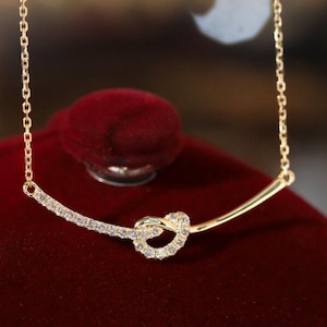 Colar com Nó do Amor em Ouro Maciço 18K com Diamantes Naturais | 0,15 ct | Joia Elegante para Noivas | Presente para Ela com Pedra de Nascimento de Abril | WeLoveDiamond Canada