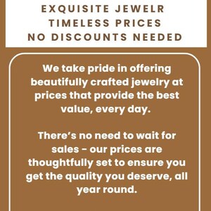 Pu&ograve; includere: Un cartello informativo marrone con testo bianco che recita: We Love Diamond, EXQUISITE JEWELR, TIMELESS PRICES, NO DISCOUNTS NEEDED. Include un paragrafo sul valore dei gioielli, sui prezzi e un messaggio di ringraziamento.