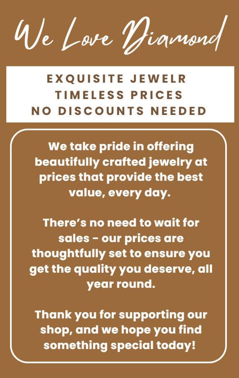 Pu&ograve; includere: Un cartello informativo marrone con testo bianco che recita: We Love Diamond, EXQUISITE JEWELR, TIMELESS PRICES, NO DISCOUNTS NEEDED. Include un paragrafo sul valore dei gioielli, sui prezzi e un messaggio di ringraziamento.