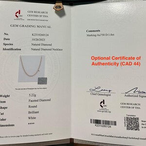 Pu&ograve; includere: Un manuale di classificazione delle gemme del Gem Research Center of Tha per una collana di diamanti naturali. Il documento riporta un peso di 5,22g, diamanti bianchi taglio brillante rotondo e una marcatura Au750 D:1.0ct, con QR code e firme.