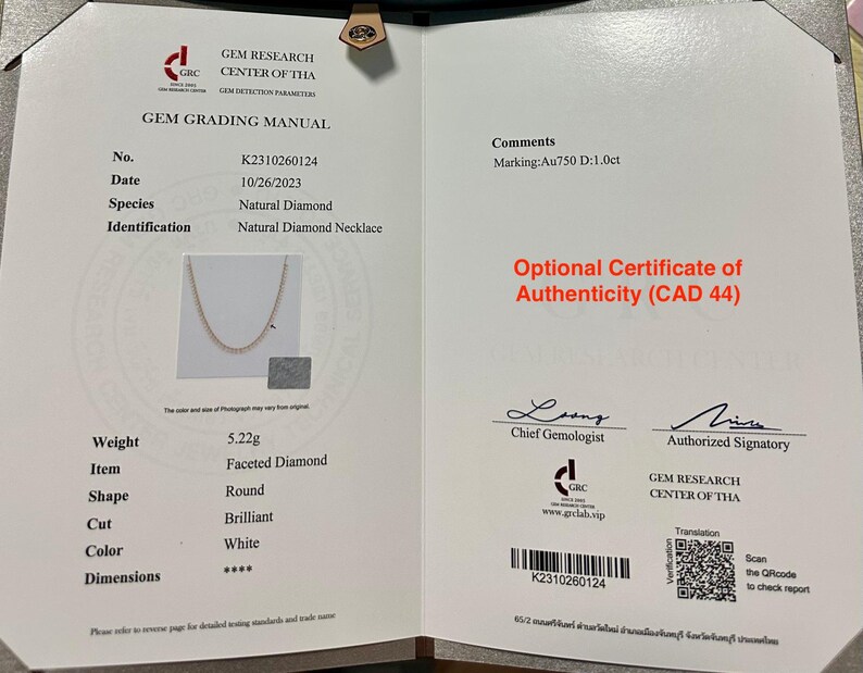 Pu&ograve; includere: Un manuale di classificazione delle gemme del Gem Research Center of Tha per una collana di diamanti naturali. Il documento riporta un peso di 5,22g, diamanti bianchi taglio brillante rotondo e una marcatura Au750 D:1.0ct, con QR code e firme.