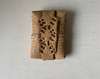 Vintage Basket - Woven Pouch  - Storage Basket - Neutral Natural Minimal  - Sewing Lided Natural Color - Woven Natural Materials