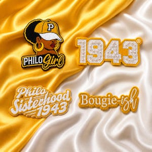 Puede incluir: Cuatro parches bordados en amarillo y blanco. Uno representa a una persona con una gorra amarilla con una P, etiquetada como Philo Girl. Otro dice 1943 con detalles de perlas. Un tercero dice Philo Sisterhood 1943 y el cuarto Bougie-ish.