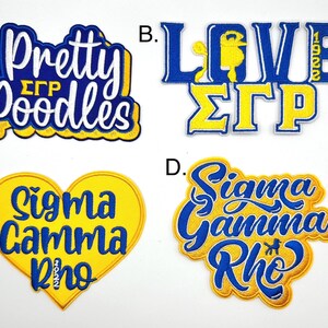 Könnte beinhalten: Vier gestickte Aufnäher mit gelbem Hintergrund und blauer Schrift. Die Aufnäher zeigen den Text "Pretty Poodles", "LOVE ΣΓΡ 1922", "Sigma Gamma Rho" und "Sigma Gamma Rho" mit einem kleinen Hundesymbol.