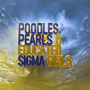 Peut inclure: Un panneau bleu et or avec le texte "POODLES, PEARLS & EDUCATED SIGMA GIRLS" sur un fond d'eau bleu et jaune.