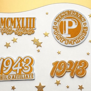 Op de afbeelding: Vier geborduurde patches in goud en wit. De patches tonen de tekst "MCMXLIII Philo Affiliate", "1943 Philo Affiliate", "1943" en een ronde patch met "NINETEEN FORTY-THREE P". Gouden sterren sieren de patches.