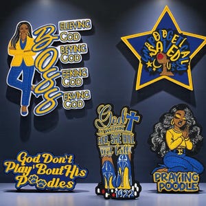 Puede incluir: Un conjunto de parches bordados con mensajes e imágenes inspiradoras. Los parches presentan a una mujer con blazer amarillo y pantalón azul, una estrella con el rostro de una mujer y otros diseños con texto como "God Don't Play Bout His Poodles."