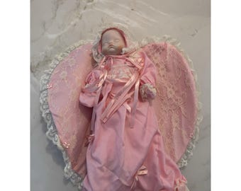 Muñeca bebé de porcelana vintage Jenna con saco de dormir de encaje rosa y caja original de Taiwán.