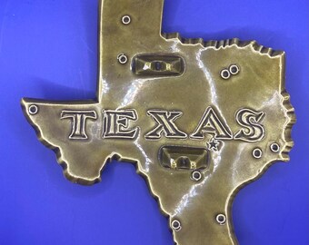 Vintage Texas shaped ashtray on the flip side are the cities. Near Mint Condition.