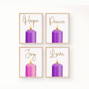 Puede incluir: Cuatro impresiones enmarcadas con una vela y una palabra en escritura dorada. Las palabras son "Hope", "Peace", "Joy" y "Love". Las velas son moradas y rosadas.