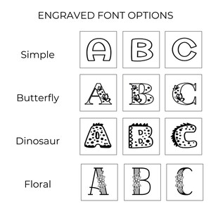 Op de afbeelding: Afbeelding met gegraveerde lettertype-opties. Stijlen zijn Eenvoudig, Vlinder, Dinosaurus en Bloemig, elk met de letters A, B en C. De afbeelding is een gids om een lettertype te kiezen voor gepersonaliseerde producten.