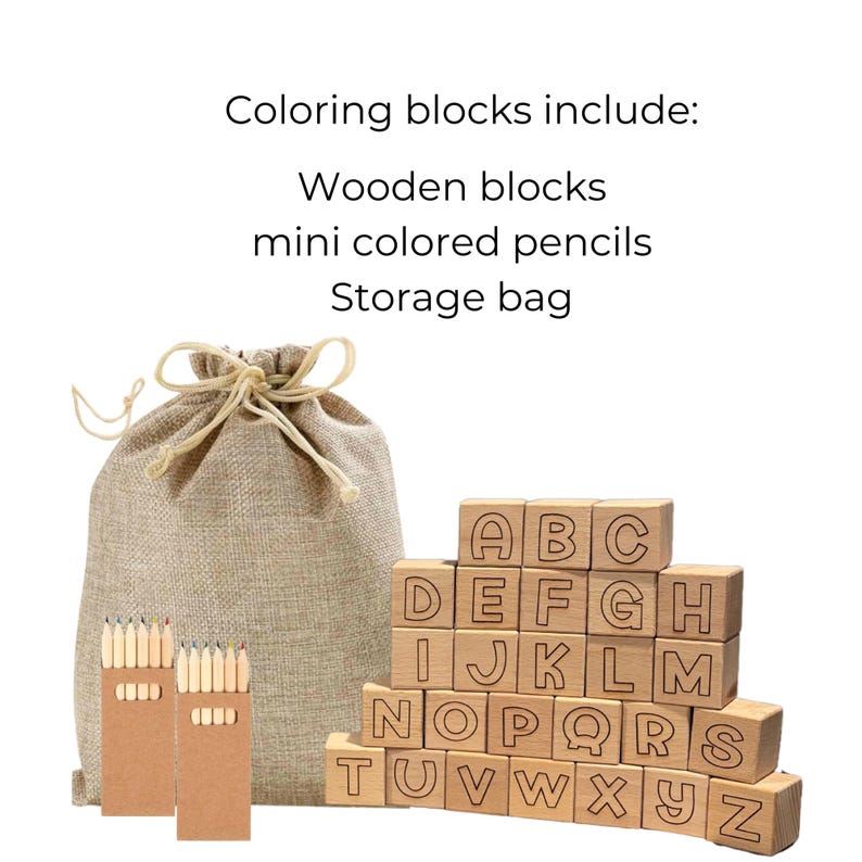Op de afbeelding: Een set houten alfabetblokken, mini kleurpotloden en een opbergzak. De blokken zijn zo gerangschikt dat de letters A tot en met Z worden weergegeven. De tekst "Coloring blocks include: Wooden blocks, mini colored pencils, Storage bag" is zichtbaar.