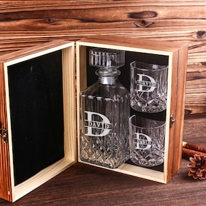 Set di decanter per whisky personalizzati: bicchieri incisi e scatola in legno di pino
