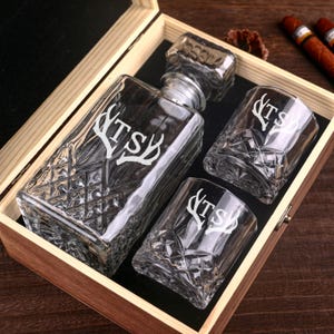 Set di decanter per whisky personalizzati: bicchieri incisi e scatola regalo in legno