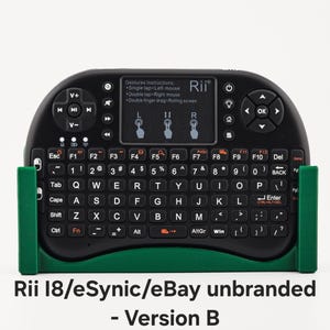 Könnte beinhalten: Eine schwarze drahtlose Tastatur mit einem Touchpad und grünen Seitenpaneelen. Die Tastatur verfügt über eine Vielzahl von Tasten, darunter Funktionstasten, Zifferntasten und Buchstaben. Das Touchpad befindet sich in der Mitte der Tastatur und hat eine glatte Oberfläche. Die Tastatur ist mit "Rii 18/eSynic/eBay unbranded - Version B" beschriftet.