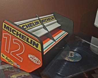 Llavero vintage Ferrari F1 Wing: Regalo artesanal para la cueva del hombre, Fórmula 1 vintage