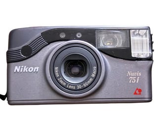 Fotocamera a pellicola Nikon Nuvis 75i APS con obiettivo zoom 30-60 mm, testata e funzionante.