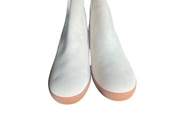 ¡Novedad! Botas Chelsea de ante Ella™ de SOREL para mujer. Precio de venta sugerido: 140. Color: Blanco. Talla: 9.5 (EE. UU.).