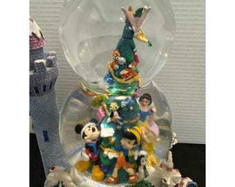 ディズニーヴィランズが光るミュージカル「スノードーム